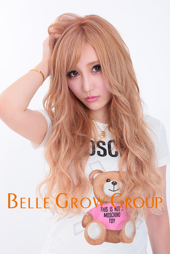 大阪ミナミの美容院、ベルグロードールズのハイトーンカラー。明るい髪色の巻き髪でギャルっぽいスタイル。